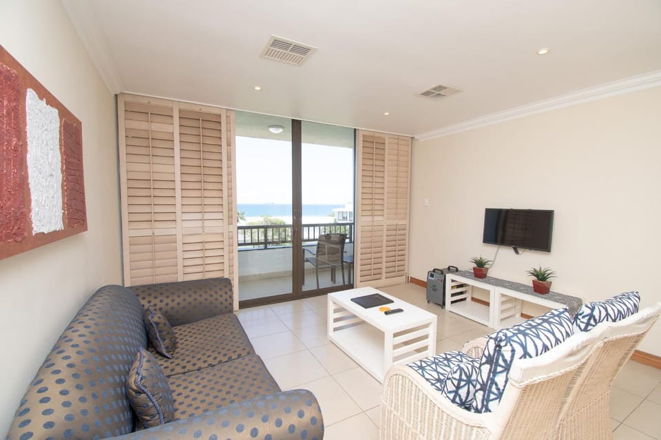 Communal lounge/ TV room, TV and multimedia, View (from property/room), Balcony/Terrace, Living room, Seating area, Dining area, Evening entertainment