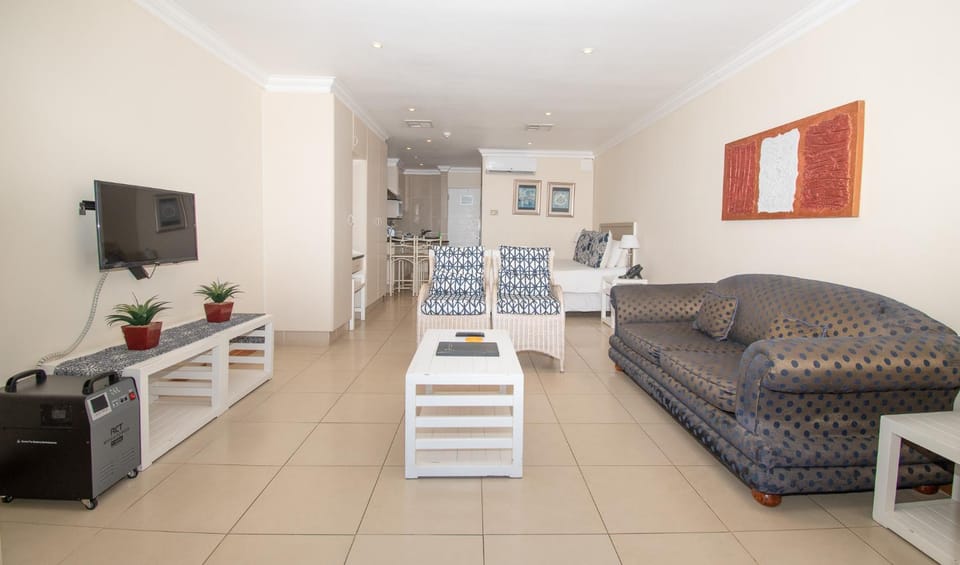 Communal lounge/ TV room, Bed, TV and multimedia, Living room, Photo of the whole room, Seating area, Evening entertainment, Bedroom