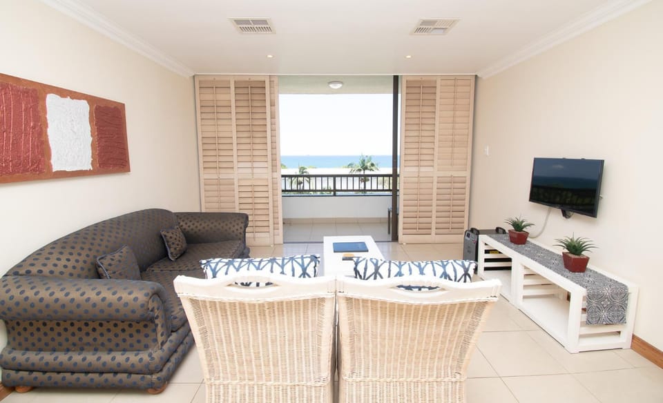 Communal lounge/ TV room, Natural landscape, TV and multimedia, View (from property/room), Balcony/Terrace, Living room, Seating area, Dining area, Evening entertainment, Sea view
