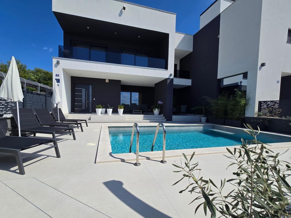 Property building, Patio, Day, Pool view, Swimming pool, sunbed