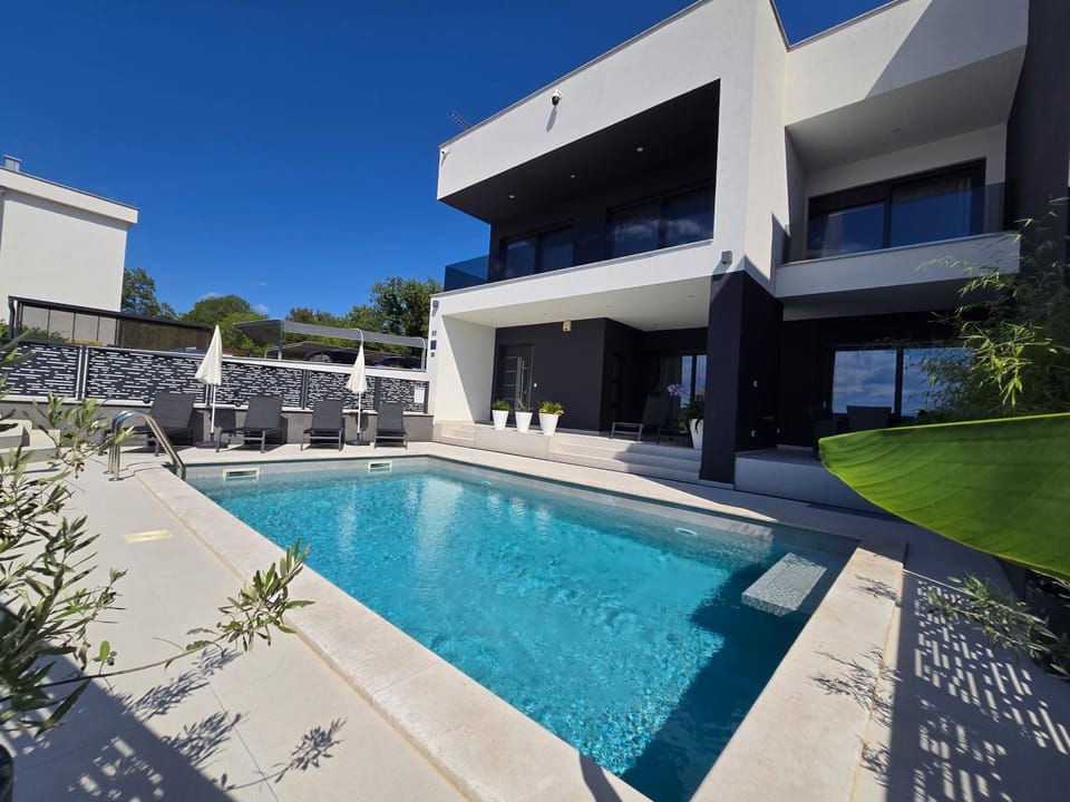 Property building, Day, Pool view, Swimming pool, sunbed