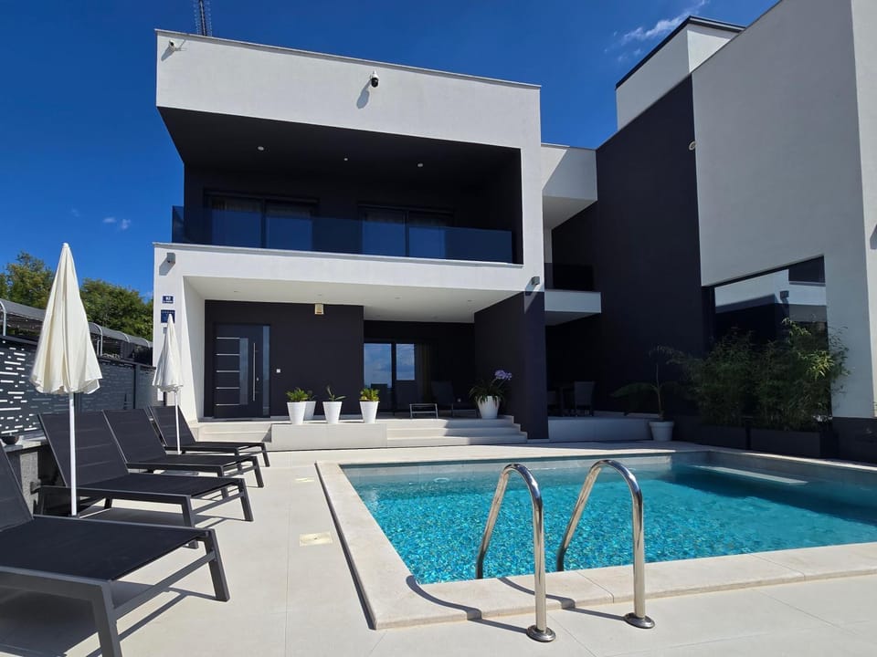 Property building, Patio, Day, Pool view, Swimming pool, sunbed