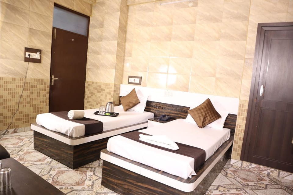 Bed, Living room, towels