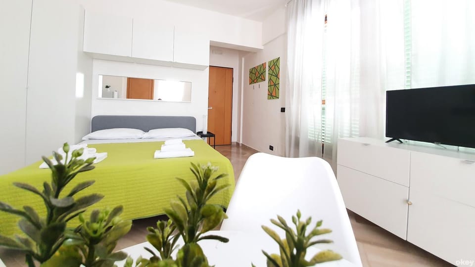 Bed, TV and multimedia, Photo of the whole room