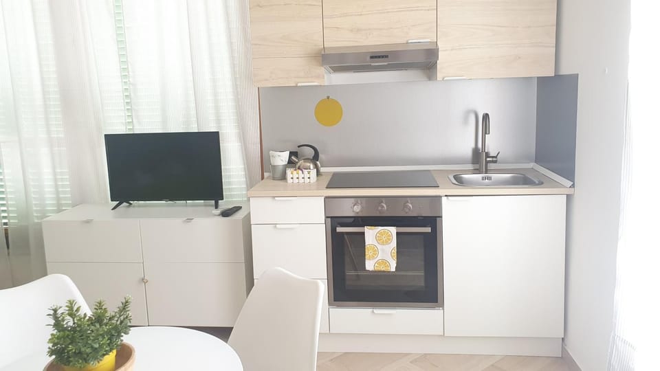 Kitchen or kitchenette, pet friendly, stove