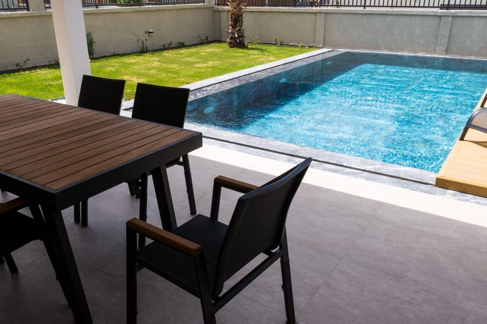 Dining area, Swimming pool, sunbed