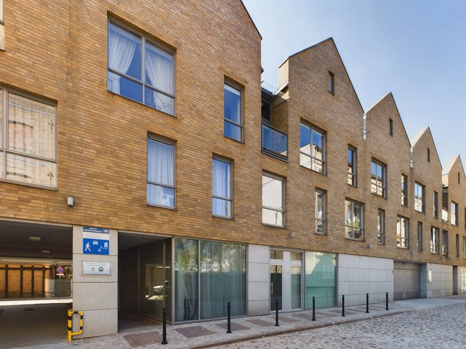 Property building, Off site, Day, Neighbourhood, Location