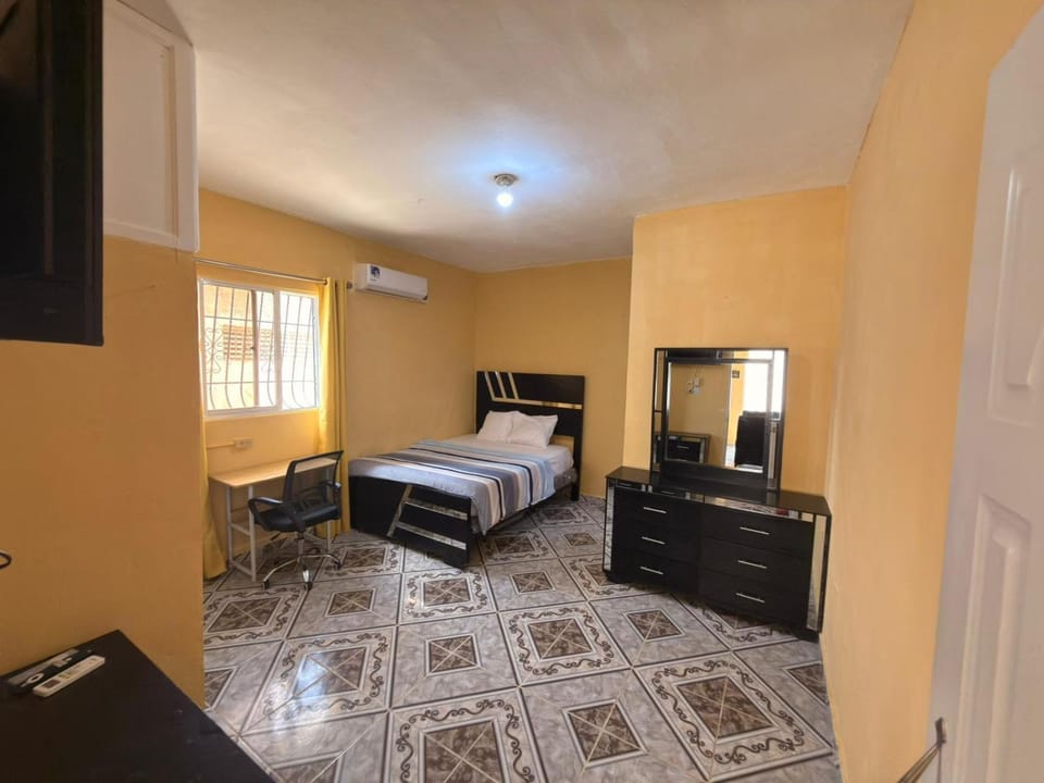 Kitchen or kitchenette, minibar, oven