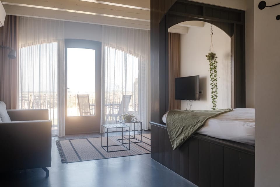 Bed, TV and multimedia, Living room, Photo of the whole room, Seating area, Bedroom