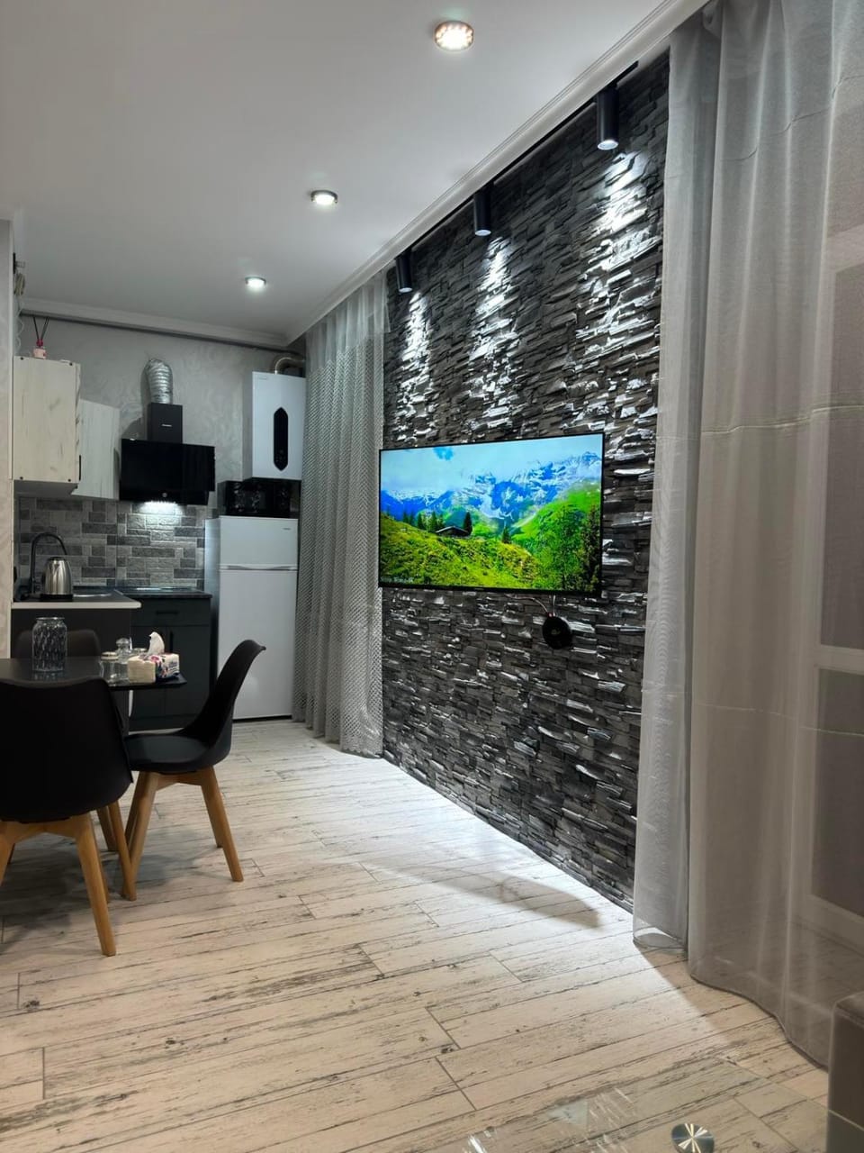 Kitchen or kitchenette, Dining area