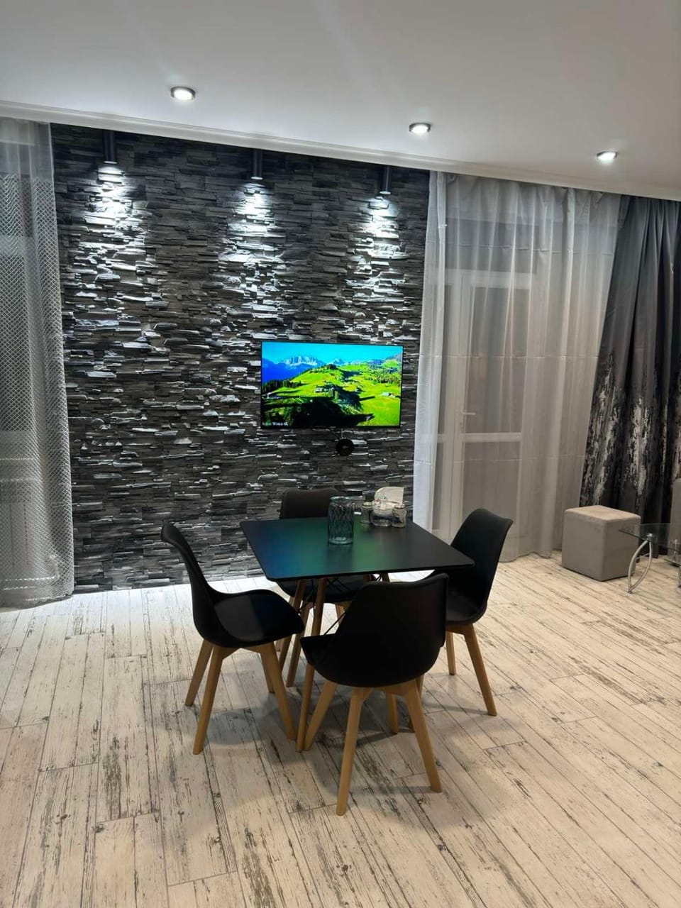 Seating area, Dining area