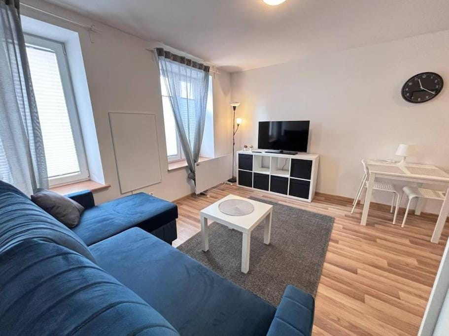 TV and multimedia, Living room, Seating area, Evening entertainment