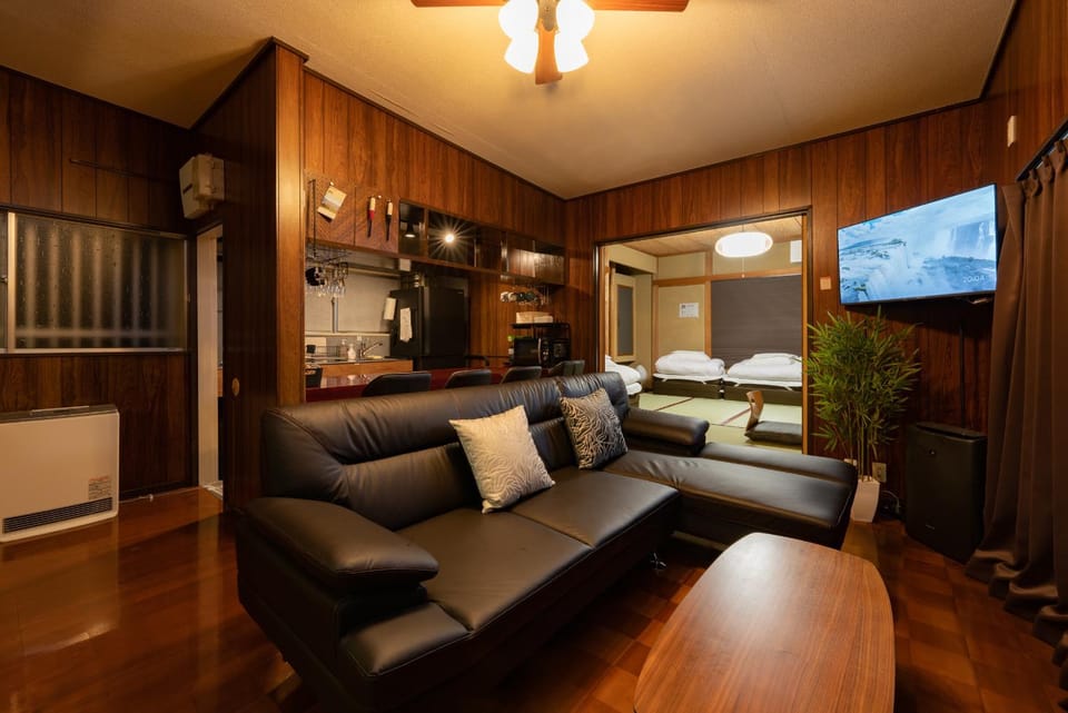 Communal lounge/ TV room, TV and multimedia, Kitchen or kitchenette, Living room, Photo of the whole room, Seating area, Evening entertainment, Bedroom, minibar