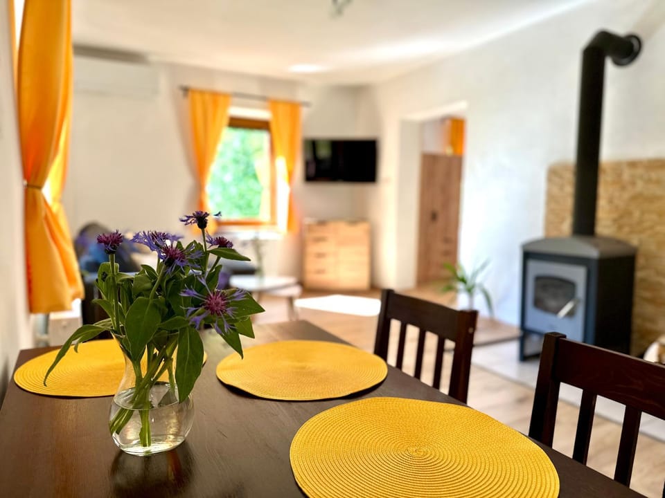 Decorative detail, Dining area, flat iron