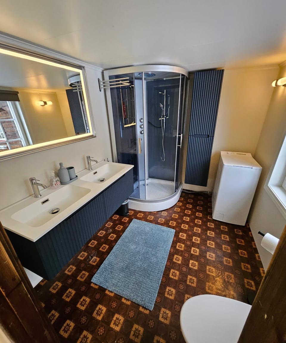 Shower, Toilet, Bathroom, towels