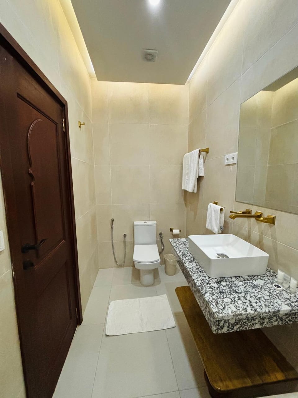 Toilet, Bathroom, towels