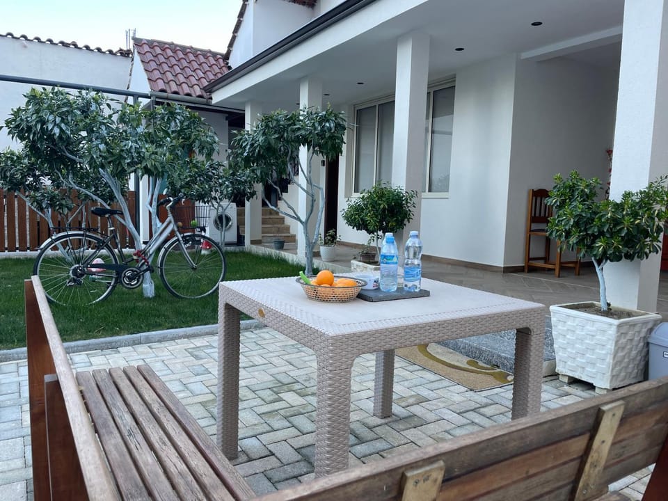Patio, Day, View (from property/room), Balcony/Terrace, Seating area, Food, Garden view