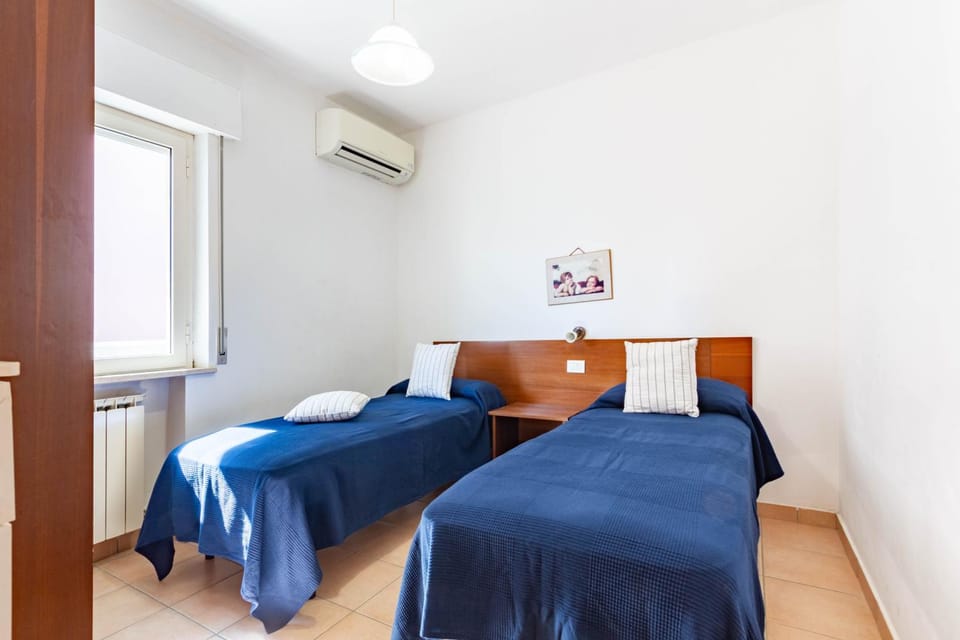 Photo of the whole room, Bedroom, air conditioner