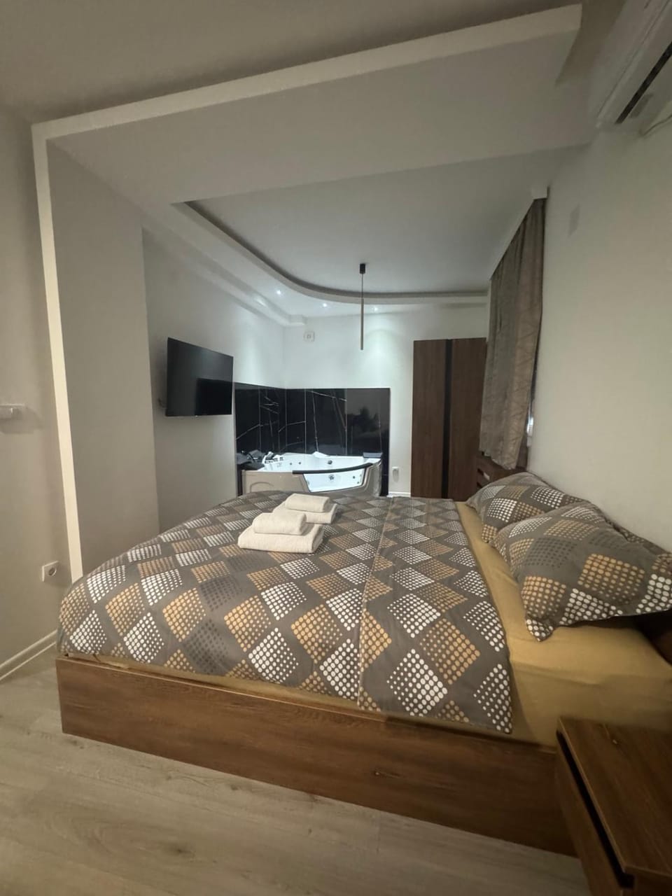 Bed, TV and multimedia, Photo of the whole room, Bedroom