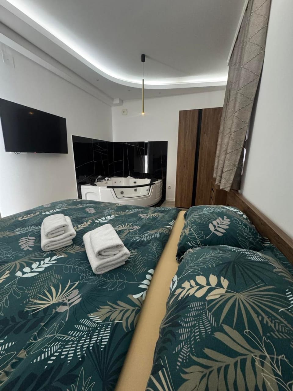 Bed, TV and multimedia, Photo of the whole room, Evening entertainment, towels