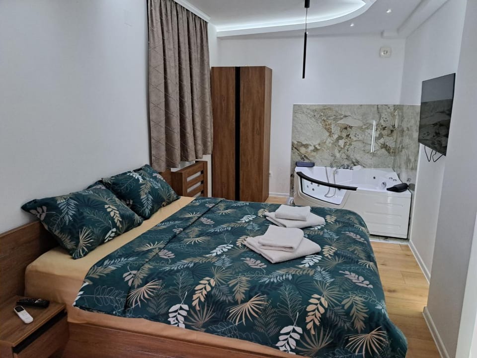 Bed, TV and multimedia, Photo of the whole room, Bedroom, towels