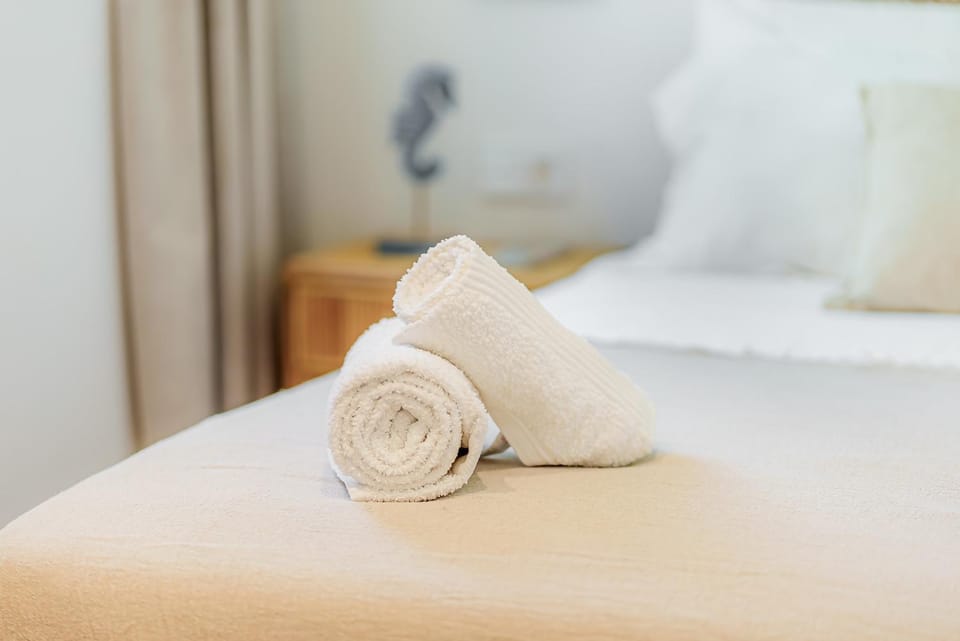 Bed, Bedroom, towels