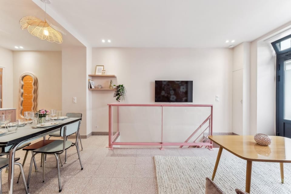 TV and multimedia, Living room, Seating area, Dining area