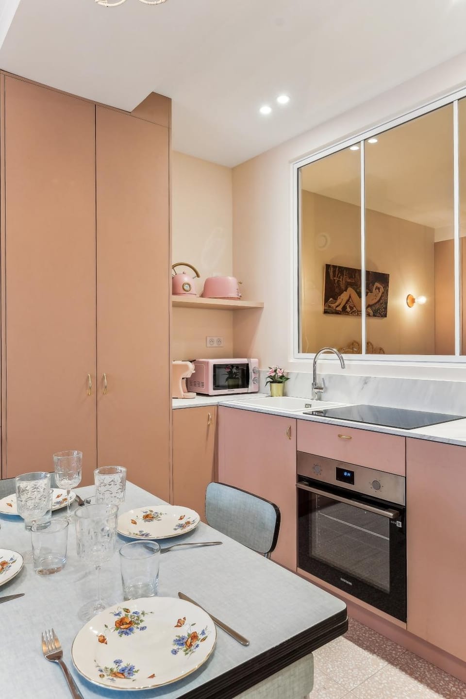 Kitchen or kitchenette, Dining area, oven