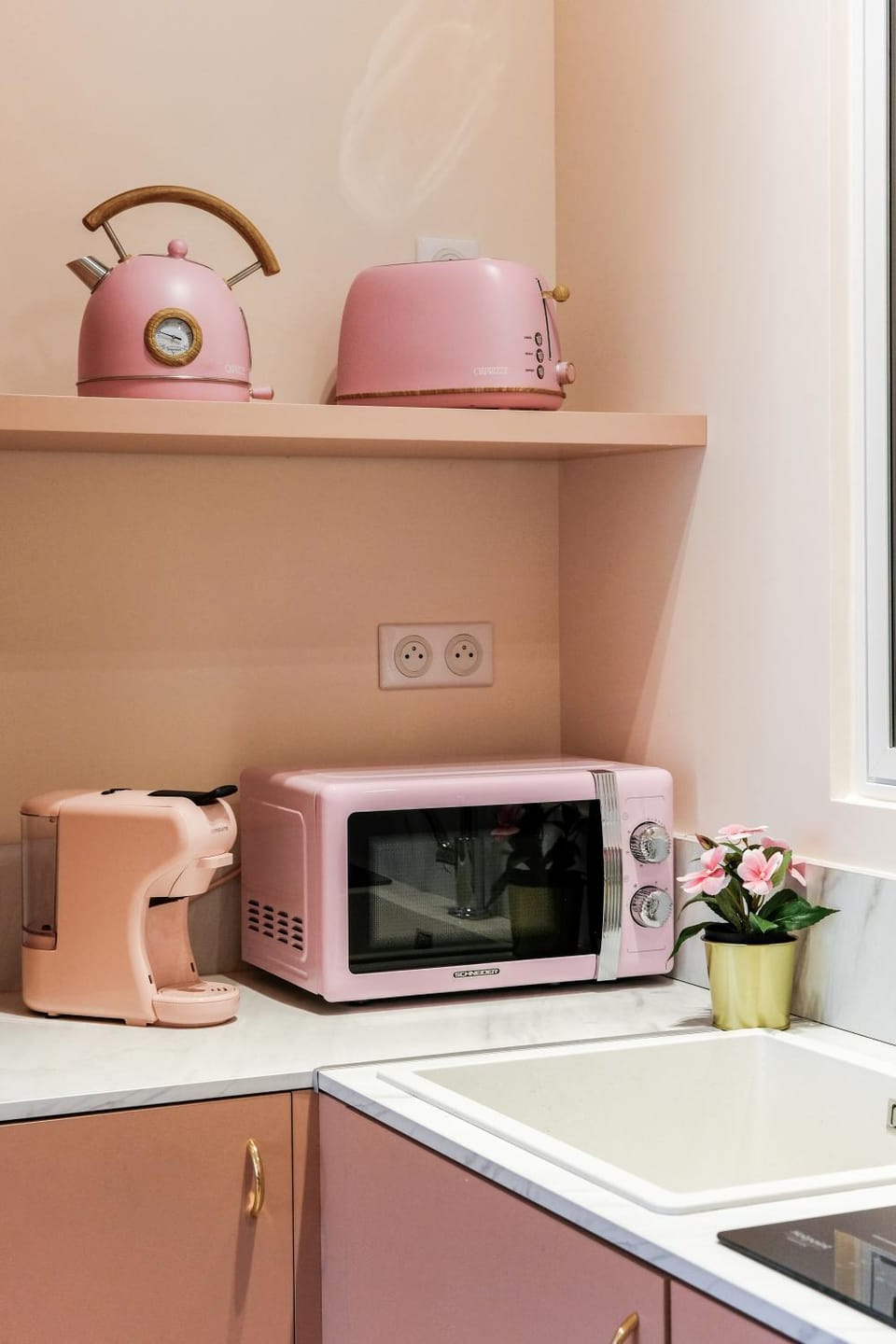 Coffee/tea facilities, Kitchen or kitchenette, microwave, stove, toaster