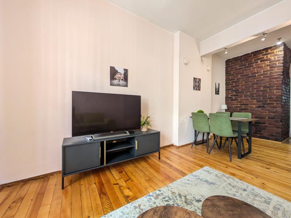 Communal lounge/ TV room, TV and multimedia, Living room, Seating area, Dining area, Evening entertainment