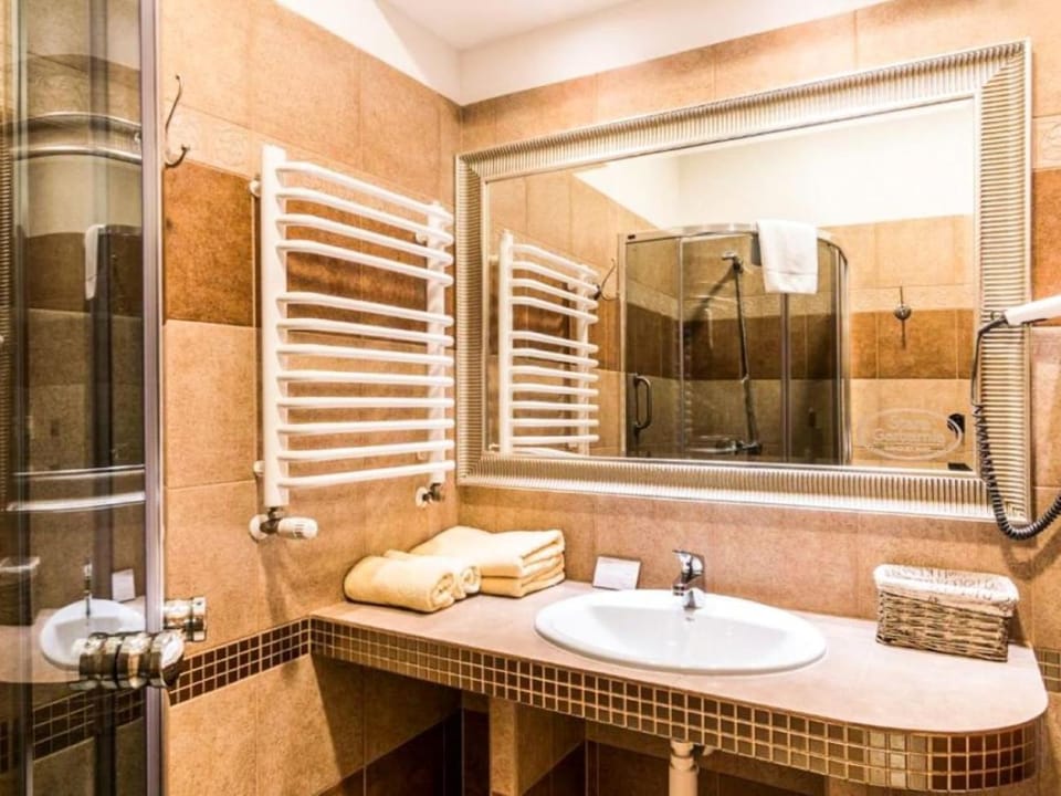 Shower, Toilet, Bathroom, heating, towels