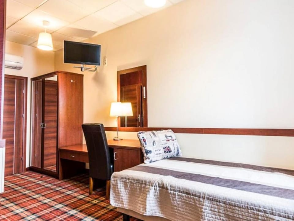 Bed, TV and multimedia, Living room, Photo of the whole room, Seating area, Bedroom
