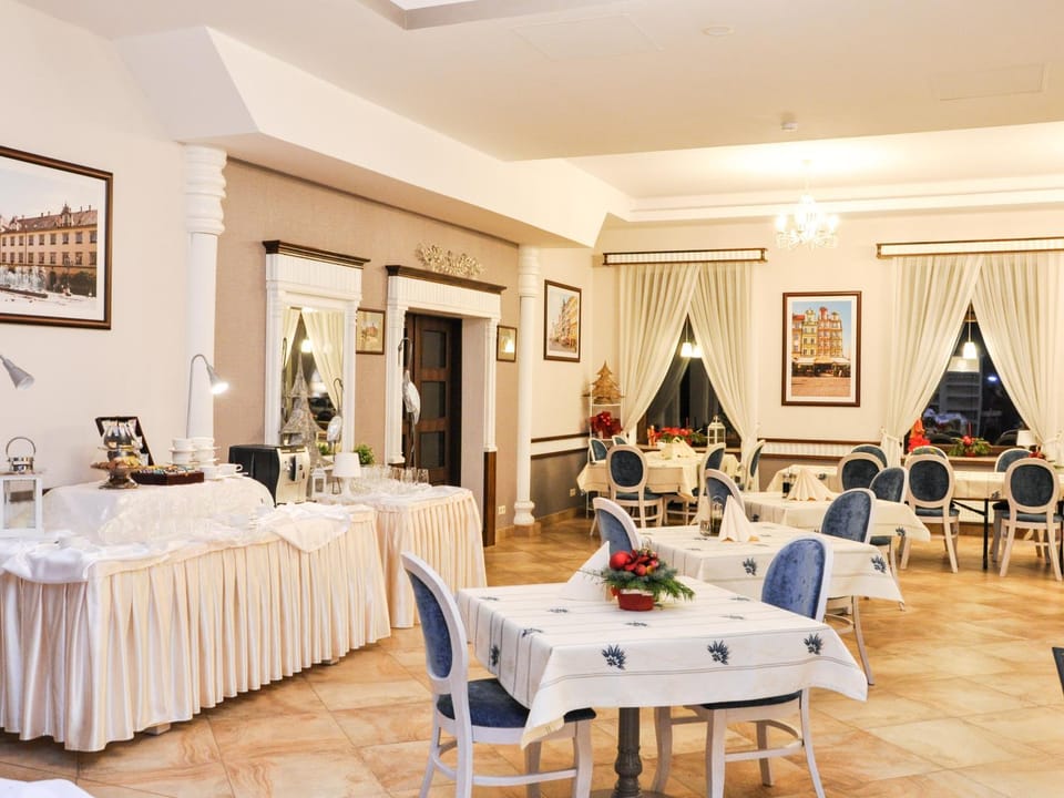 Restaurant/places to eat, Decorative detail, Breakfast, Buffet breakfast, Buffet breakfast, Family