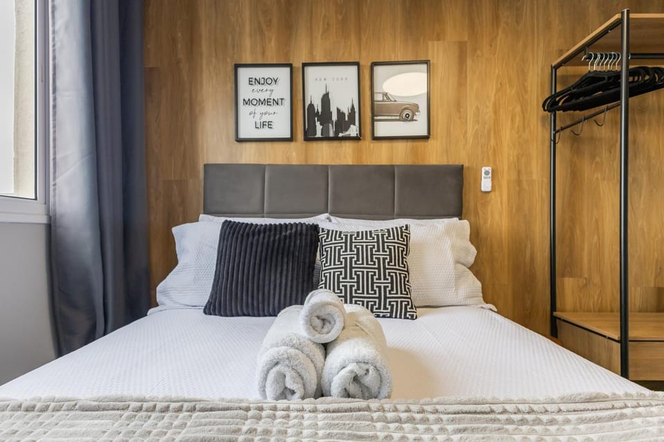 Bedroom, towels