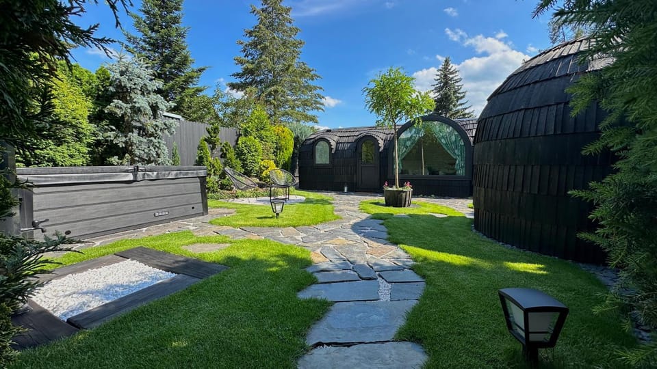Shower, Property building, Garden, Hot Tub, Sauna, Seating area, Garden view