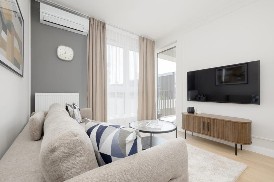 TV and multimedia, Living room, Seating area, Evening entertainment, air conditioner