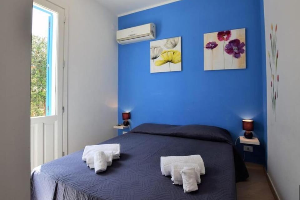 Bed, Photo of the whole room, Bedroom, air conditioner