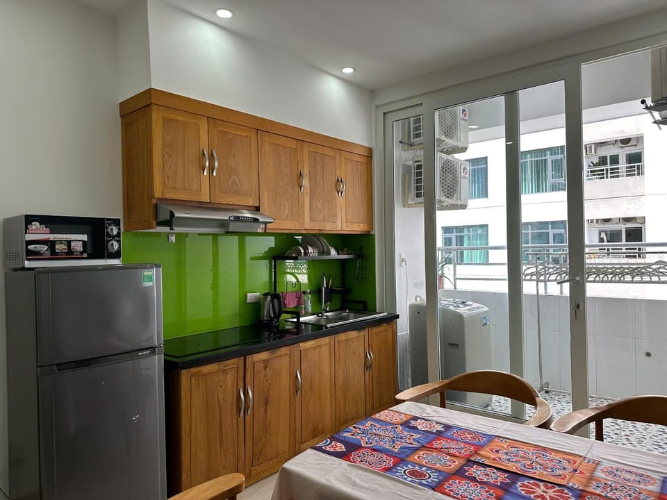 Kitchen or kitchenette, Dining area, minibar, oven, stove