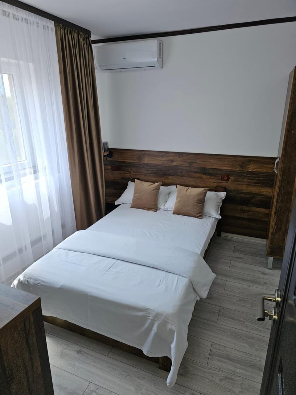 Bed, Photo of the whole room, Bedroom, air conditioner