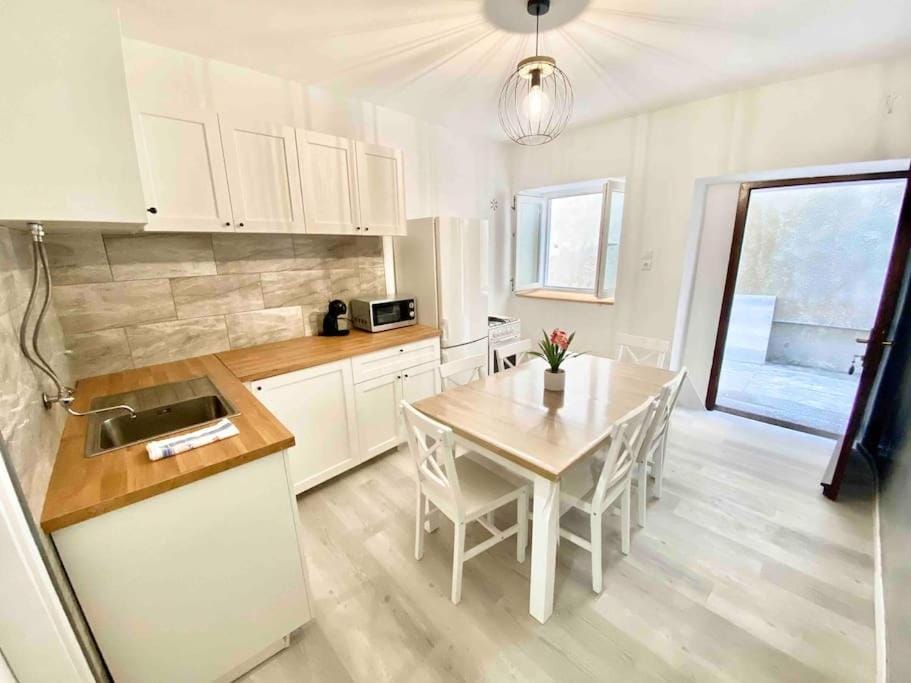 Kitchen or kitchenette, Dining area, stove