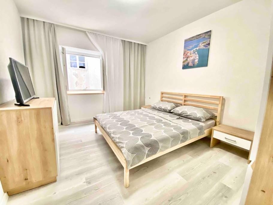 Bed, TV and multimedia, Photo of the whole room, Evening entertainment, Bedroom