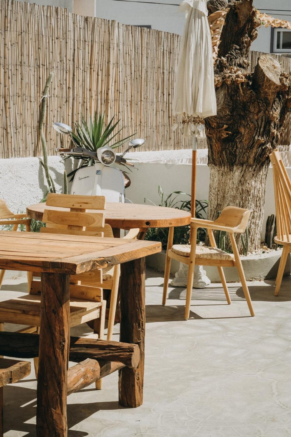 Patio, Day, Seating area, Dining area