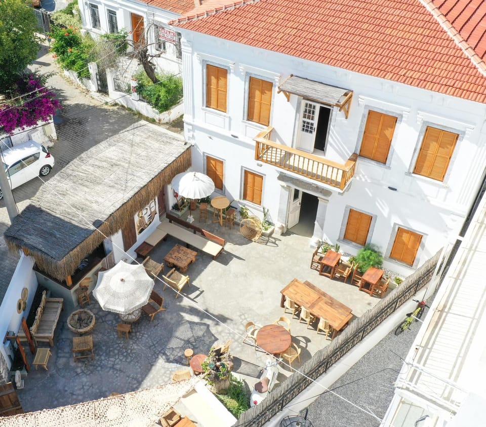 Property building, Patio, Day, Neighbourhood, View (from property/room), Balcony/Terrace, Dining area, Street view, Location