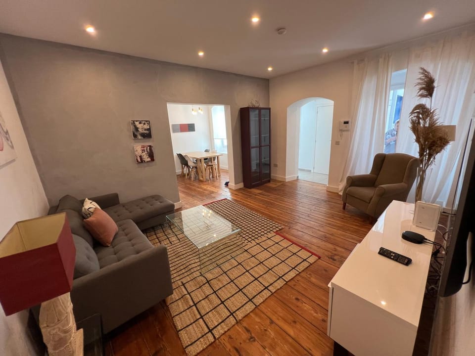 Luxe 2BR Family Oasis in Gibraltar Apartment in Gibraltar
