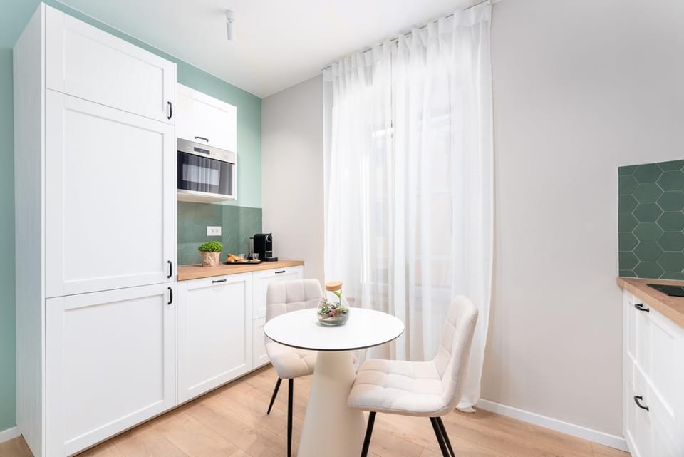 Kitchen or kitchenette, Dining area
