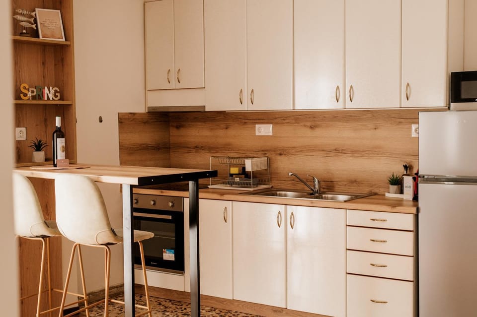 Coffee/tea facilities, Kitchen or kitchenette, oven, stove