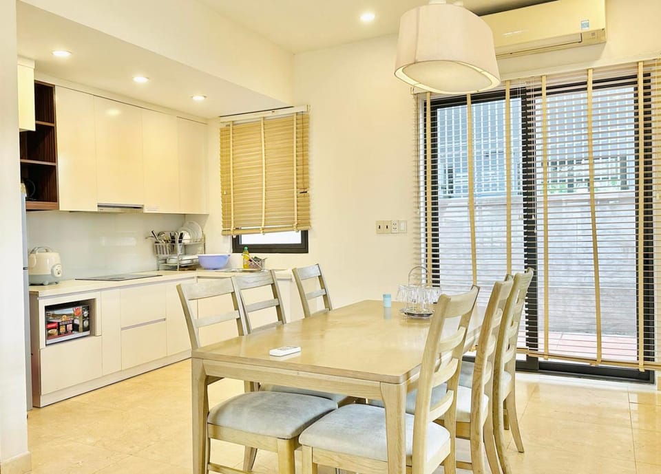 Kitchen or kitchenette, Dining area, minibar, stove