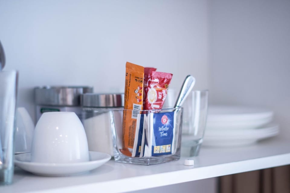 Coffee/tea facilities, Food and drinks, Food