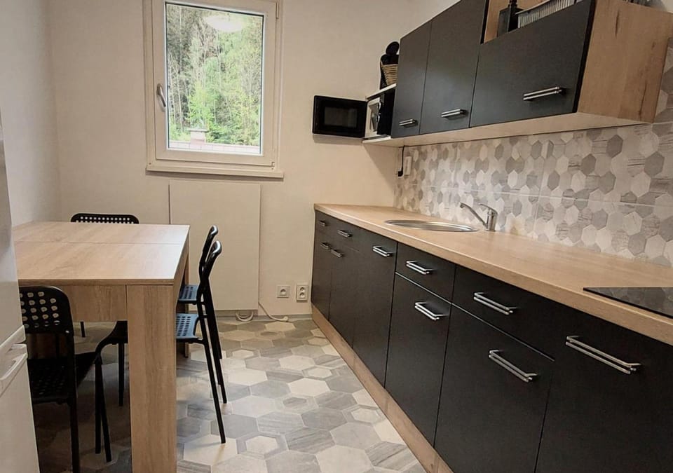 Kitchen or kitchenette, Dining area, minibar, stove