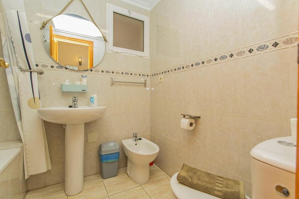 Shower, Toilet, Bathroom, Bath, bidet, towels